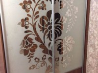 Пескоструйный цветочный рисунок на дверях шкафа-купе