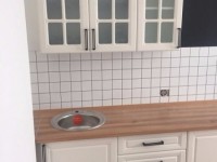 Кухня со шкафами со стеклом